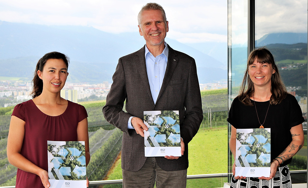 The two authors of the ILF Sustainability Report Hannah Göttgens and Stefanie Garnitschnig with CEO Klaus Lässer.